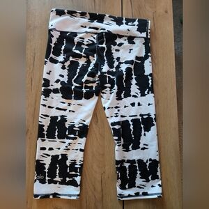 ​Alo Yoga Airbrush Capri Leggings – Black/White Glacier Tie Dye – Size Medium